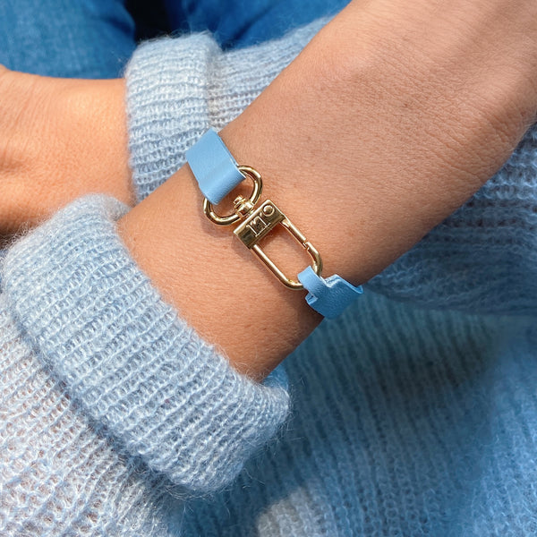 Lightblue leather bracelet with gold lock. A beautiful fashion accessory for her.